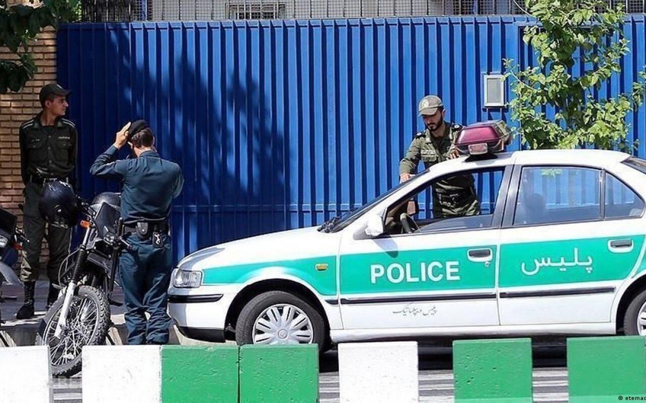İranda silahlı şəxslər polisləri güllələdi - Ölənlər var