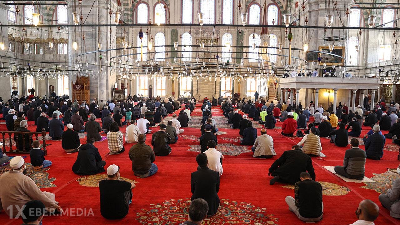 Azərbaycanda bayram namazı qılınıb