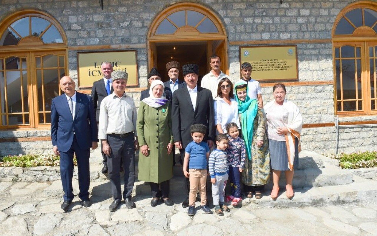 "Bəylər müəllim Prezidentə etdiyim hədiyyənin pulunu verdi"