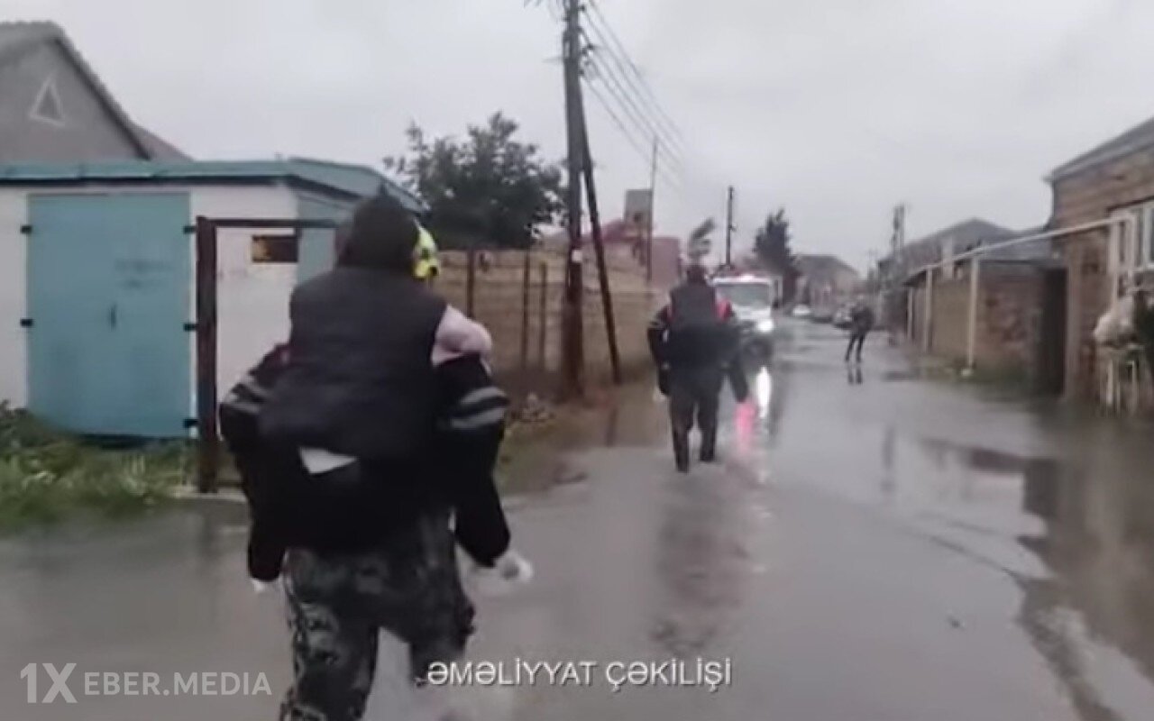 FHN əməkdaşları vətəndaşları kürəyində təxliyə etdi - VİDEO