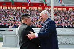 "Biz çox oxşarıq." Lukaşenko Kim Çen Ina hücum tüfəngi hədiyyə etdi və onunla dostluq müqaviləsi imzaladı