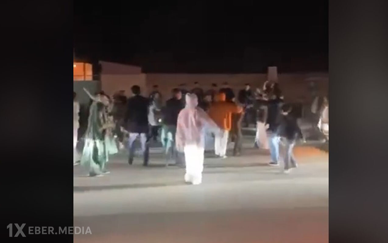 Qazaxdan qeyri-adi bayram görüntüləri - Yolu bağladılar+Video