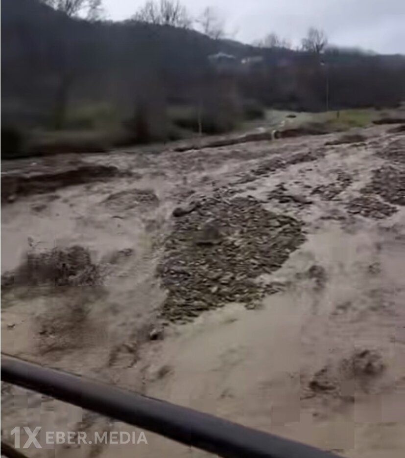 Qusarın Mucuq kəndinin yeganə əlaqə yolu olan körpünü sel apardı-VİDEO