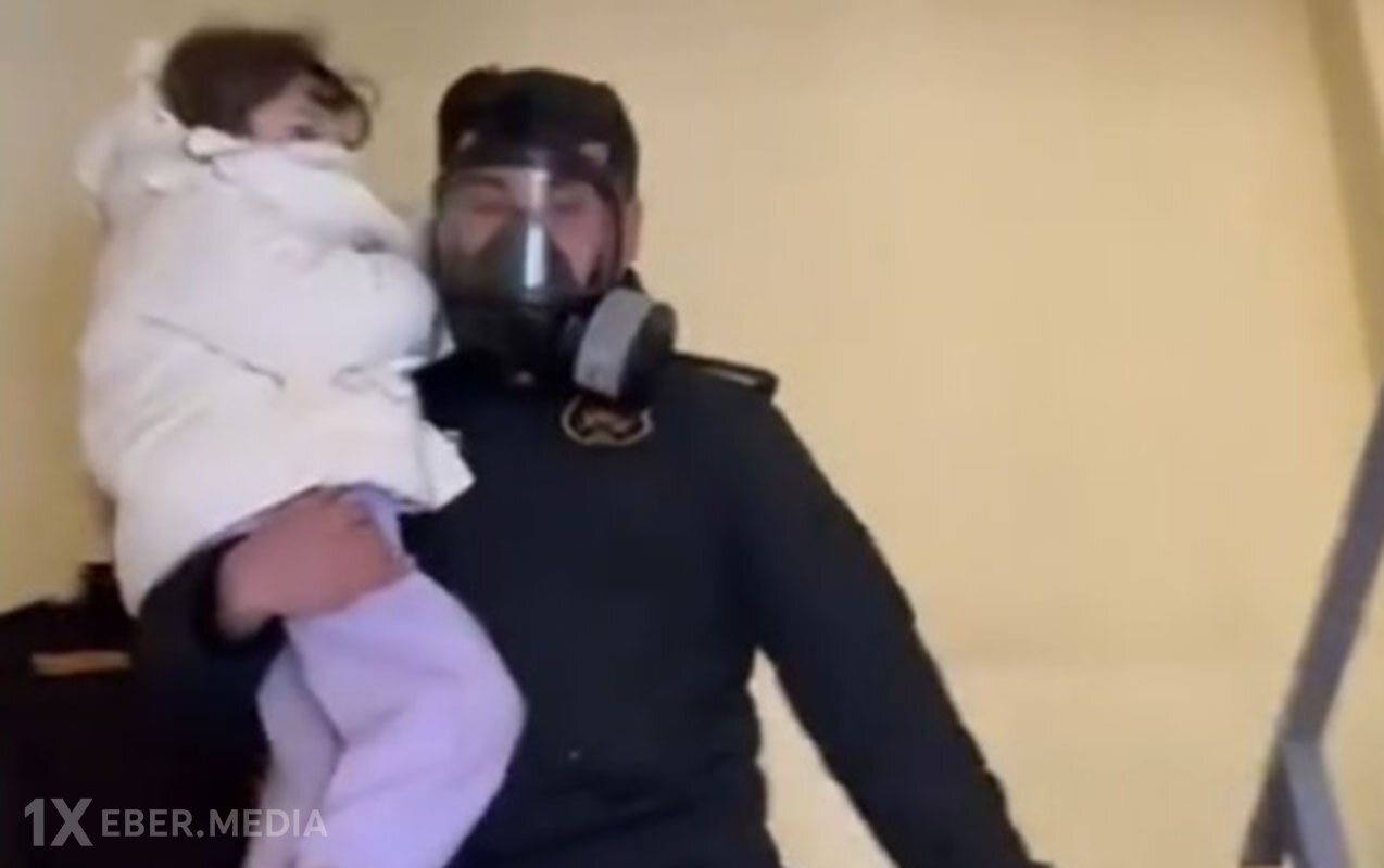 Polis vətəndaşları yanğından xilas etdi