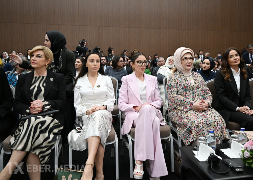 Mehriban Əliyeva qızı ilə Antalyada panelə qatıldı
