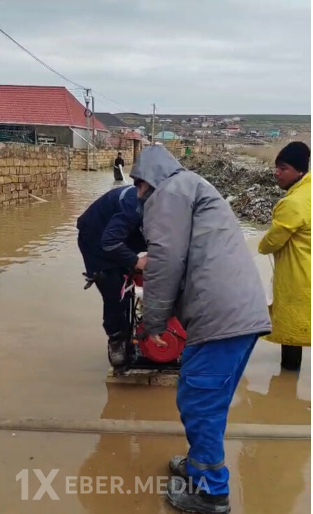 Bakıxanov küçəsinə yığılan yağış suları Bağlar Sukanal İdarəsinin quraşdırdığı nasoslar vasitəsilə ərazidən kənarlaşdırılır.