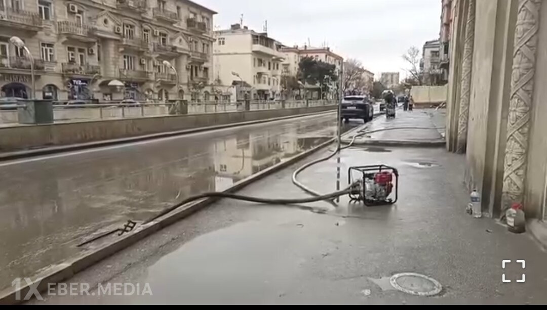 Heydər Əliyev prospektində yağıntı nəticəsində yığılmış su həcmi təxliyyə edildi