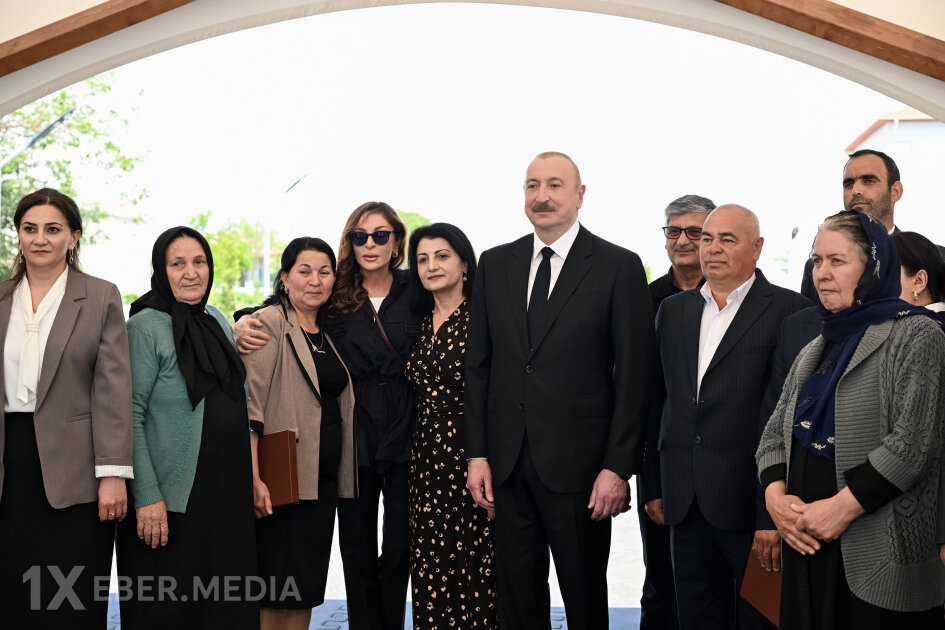 İlham Əliyev və Mehriban Əliyeva Şükürbəyli sakinləri ilə görüşdülər - Fotolar