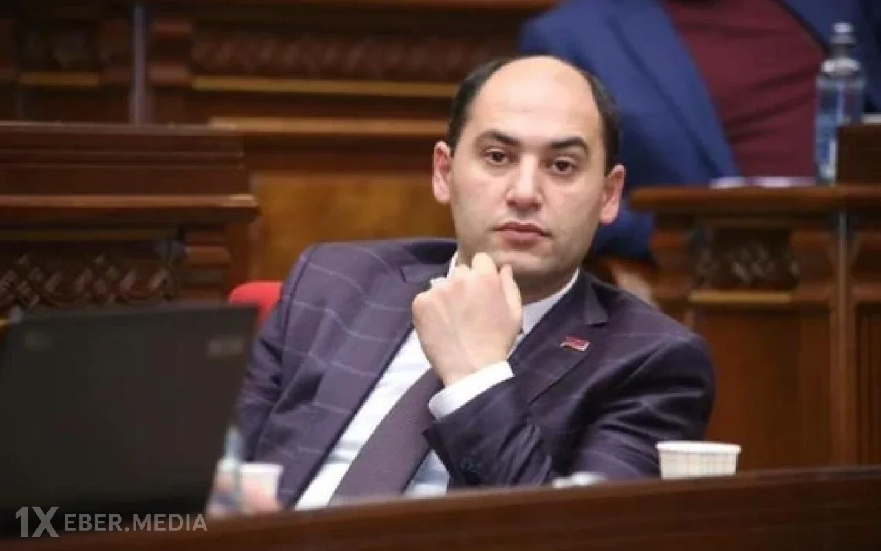 Maskalı şəxslər deputatın evinə basqın ediblər - Ermənistanda