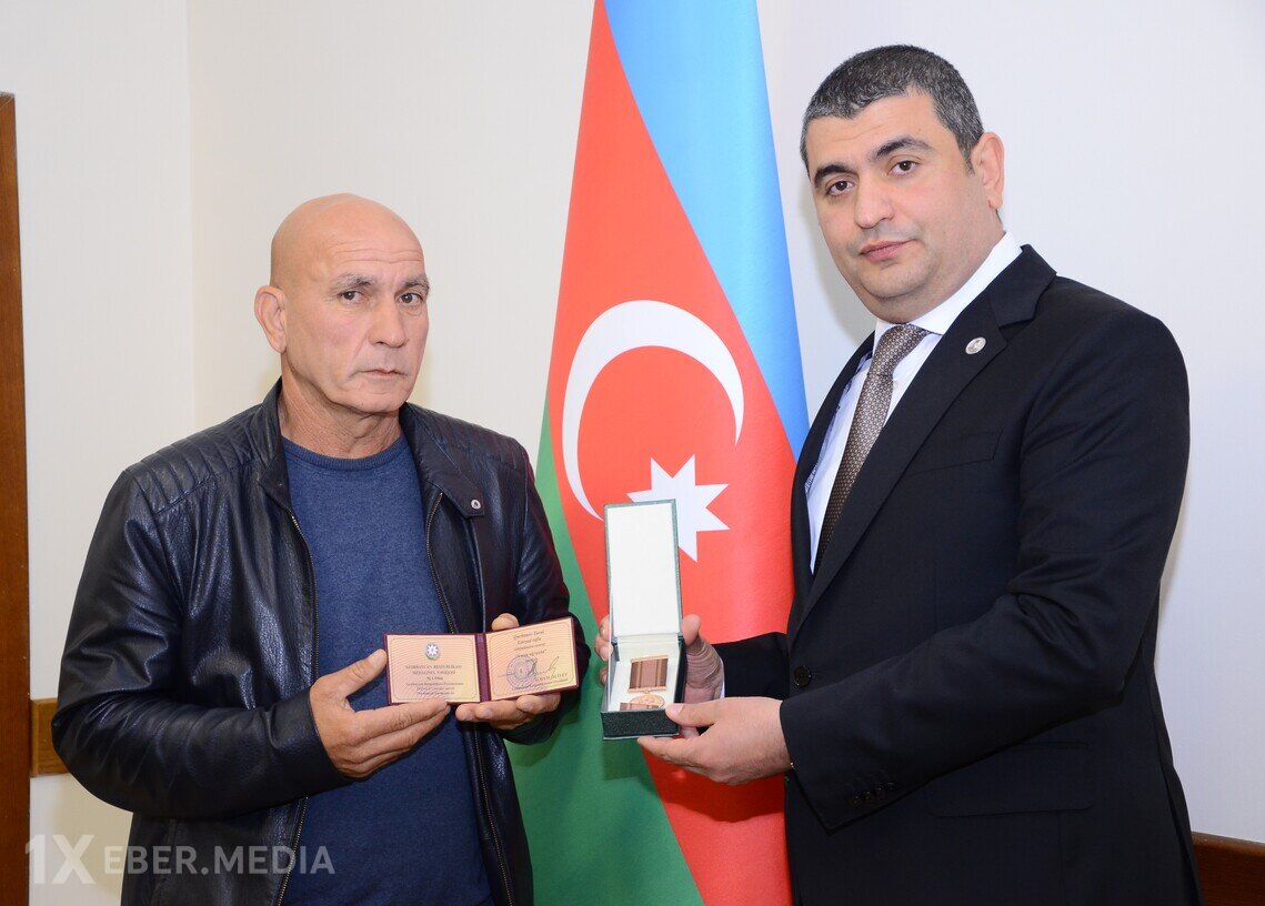 Eışən Həsənli aprel şəhidinin medalını ailəsinə təqdim etdi
