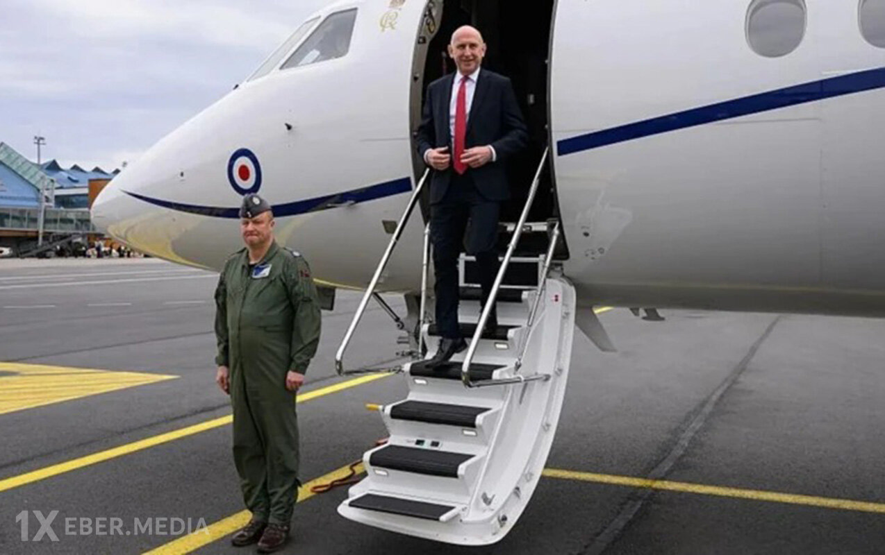Britaniyalı nazirin təyyarəsinə radiomüdaxilə oldu