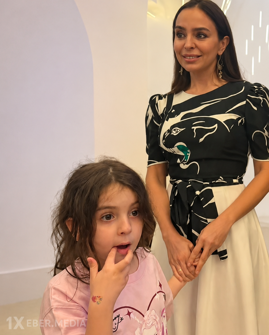 Leyla Əliyeva sərgiyə qızı ilə birgə qatıldı