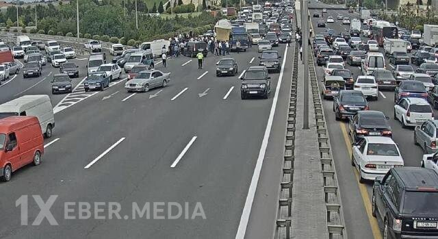 Aeroport şosesində qəza: sıxlıq yarandı