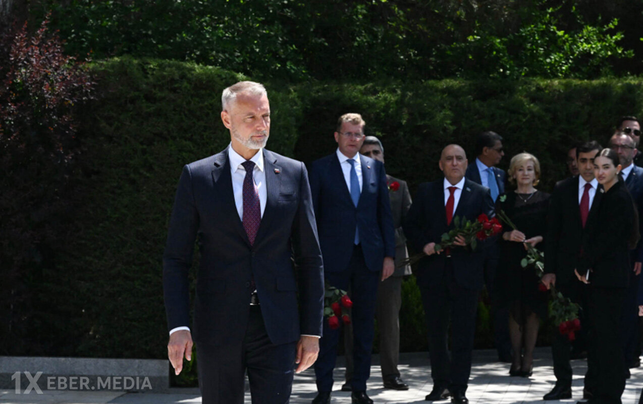 Slovakiya nümayəndə heyəti Ulu Öndərin məzarını ziyarət etdi - Foto