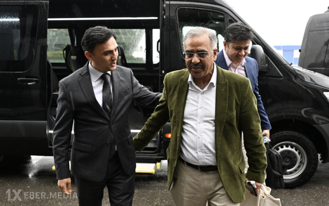 D-8-in Baş katibi Azərbaycanda