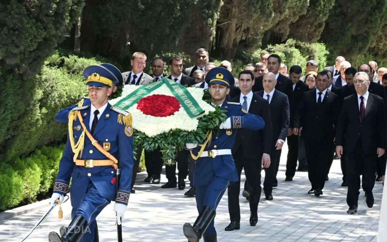 Türkmənistan Prezidenti Heydər Əliyevin məzarını ziyarət etdi - FOTOLAR