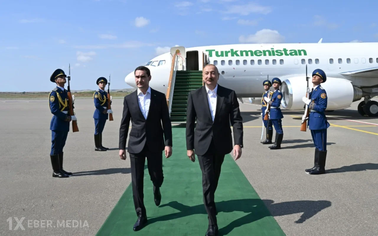 İlham Əliyev Berdiməhəmmədovu Füzulidə qarşıladı