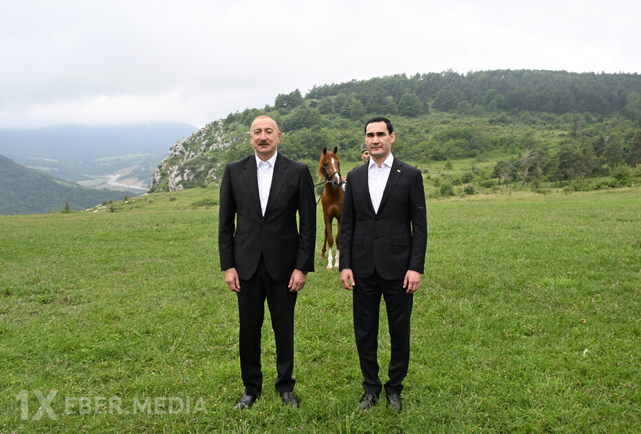 Əliyev Cıdır düzündə Berdiməhəmmədova Qarabağ atı hədiyyə etdi