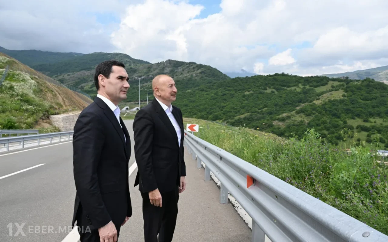Prezidentlər Şuşanın Daşaltı kəndinin fonunda şəkil çəkdiriblər - FOTOLAR