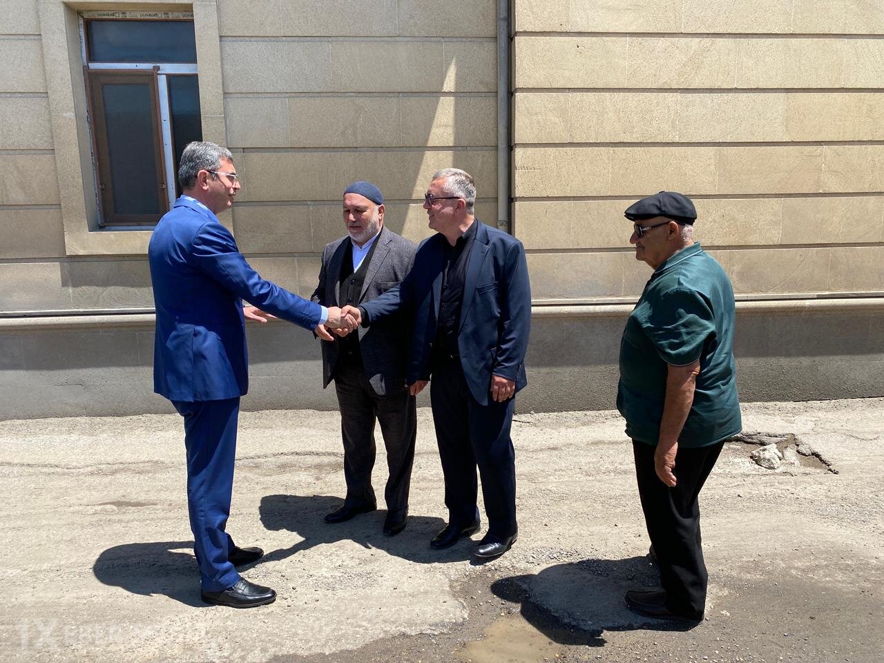 Elşən Salahov Buzovnada vətəndaşlarla görüşdü