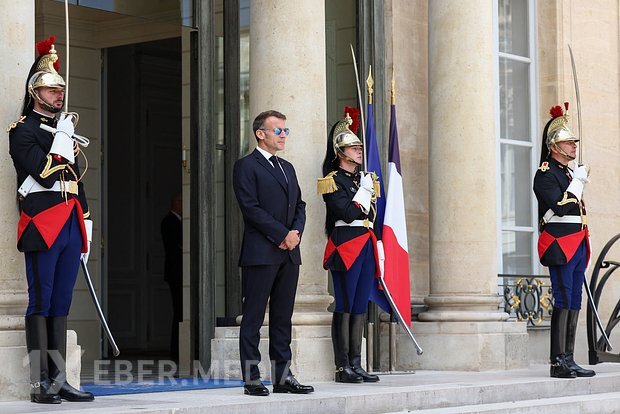 Macronin Haitham bin Tariq ilə görüşdəki görünüşü diqqət çəkib