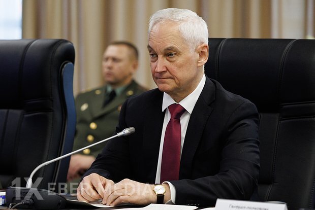 Belousov hərbi müxbirlərlə görüşüb