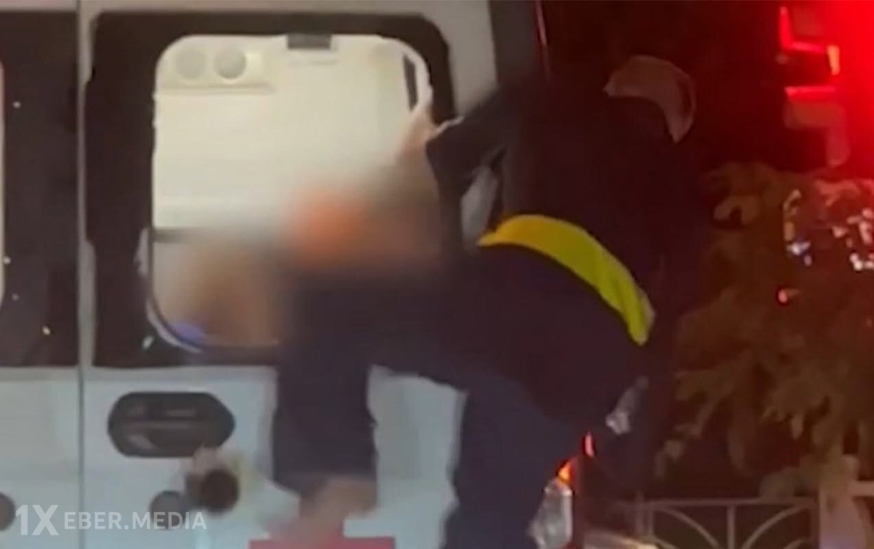 Təcili yardım avtomobilinin pəncərəsini qırıb qaçdı - Video