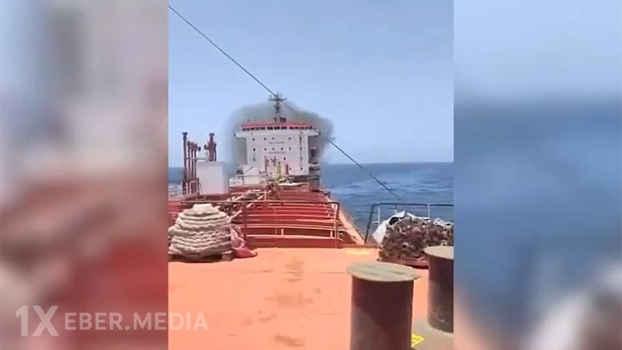 Raket hücumuna məruz qalan tankerin heyəti xilas olundu (VİDEO)