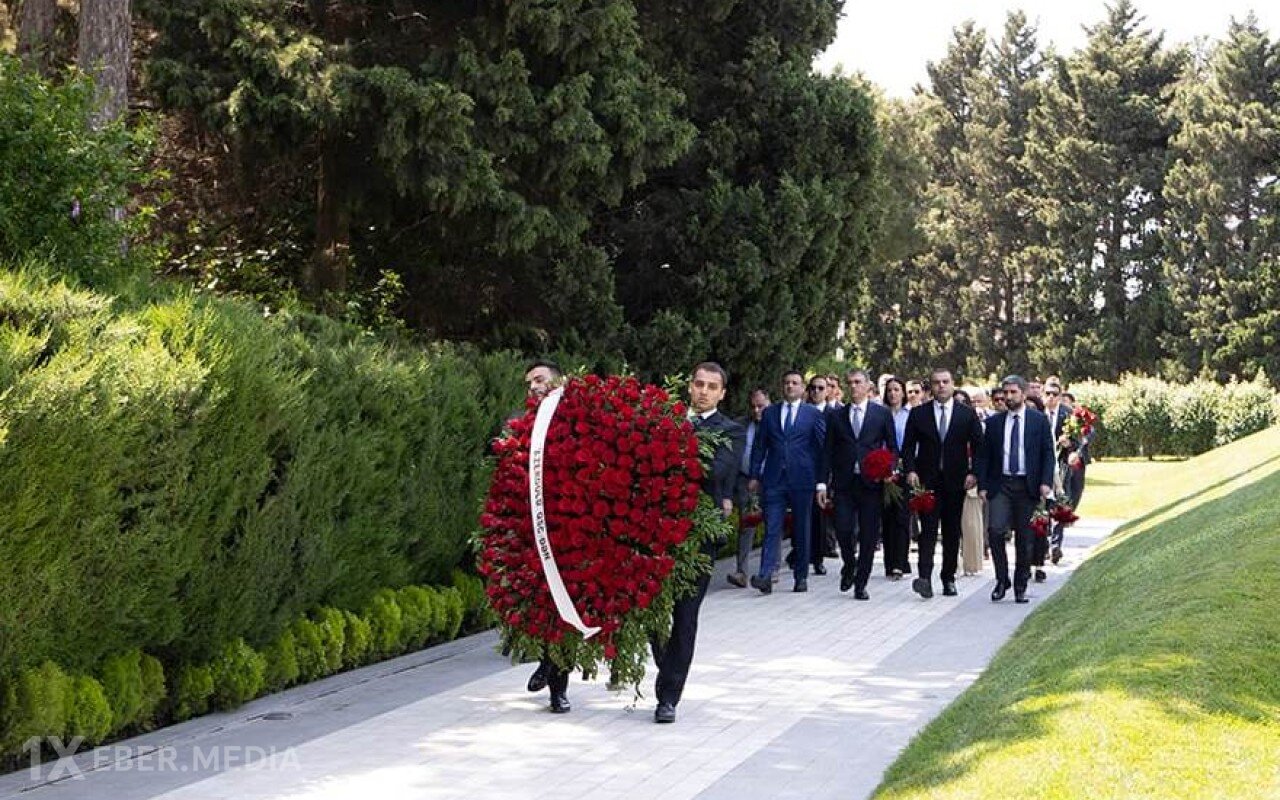 “AzerGold”un 10 illiyində Fəxri və Şəhidlər xiyabanları ziyarət edilib - FOTOLAR
