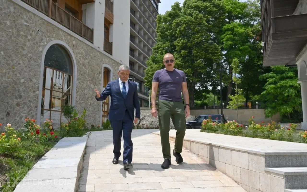 Prezident Şuşanın Qarabağ küçəsində həyata keçirilmiş işlərlə tanış olub
