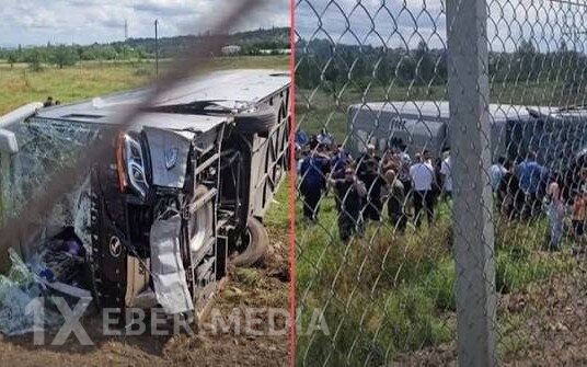 Gürcüstanda turistlərin avtobusu aşdı, xeyli yaralı var - VİDEO