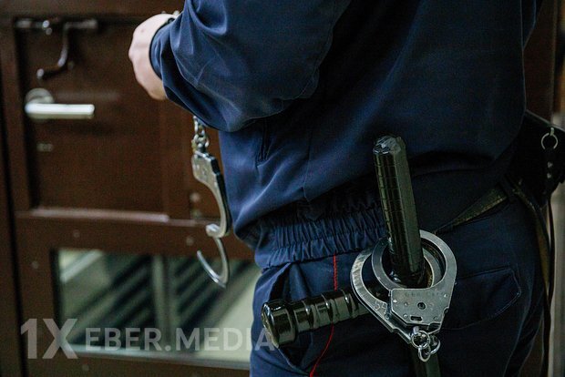 Rusiyalı biznesmen ona və oğluna hücum edən şəxsi maskasını çıxararaq tanıyıb