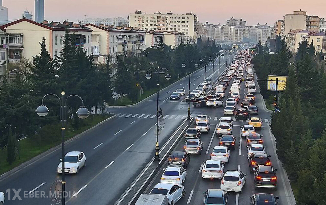 Bakının bir sıra yollarında tıxac yaranıb