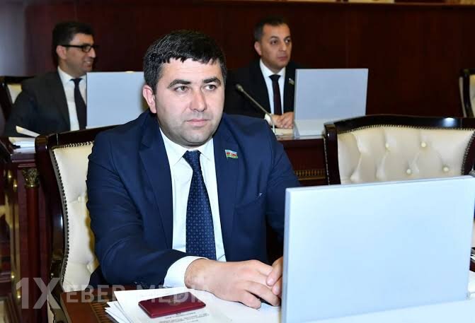 Deputat: Tural Sadıqlı Hikmət Hacıyevin qarşısında əzik və narahat görünürdü