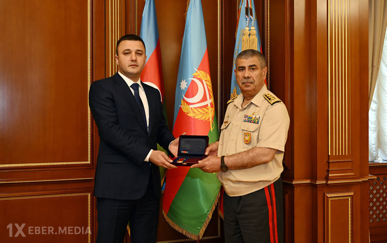 Zakir Həsənov Aqil Qurbanova medal təqdim etdi - Fotolar