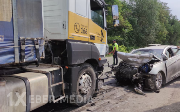 Şabranda "Hyundai" yük maşınına çırpıldı - İki nəfər öldü