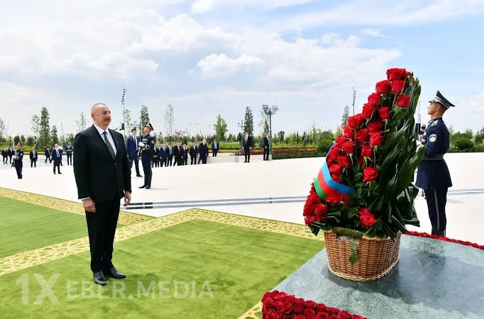 Prezident İlham Əliyev Daşkənddə Müstəqillik abidəsini ziyarət edib