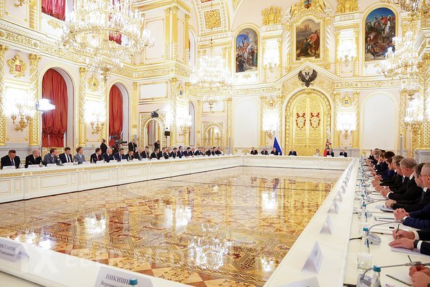 Putin iclasdan sonra nazirləri söhbətə saxladı
