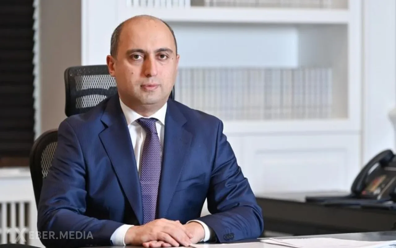 Emin Əmrullayev bu il məktəbə gedən şagirdləri təbrik etdi