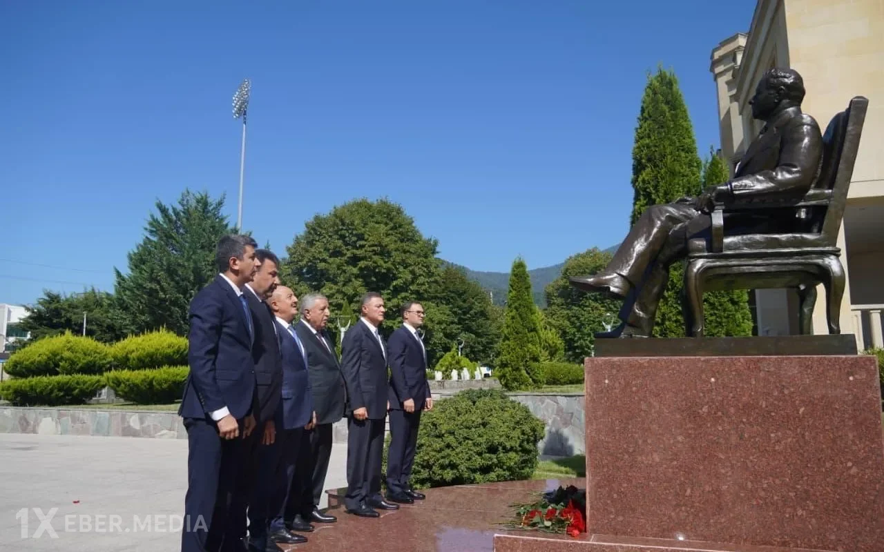 Asif Əsgərov təhsil uğurları ilə seçilən gəncləri mükafatlandırıb - FOTOLAR