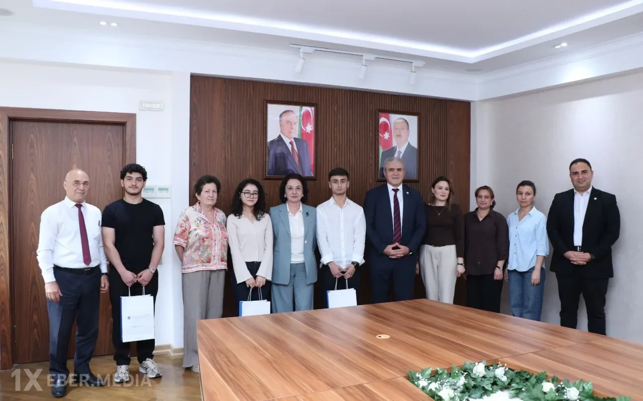 AzMİU rektoru universitetə yüksək balla qəbul olunan tələbələrlə görüşüb - FOTOLAR