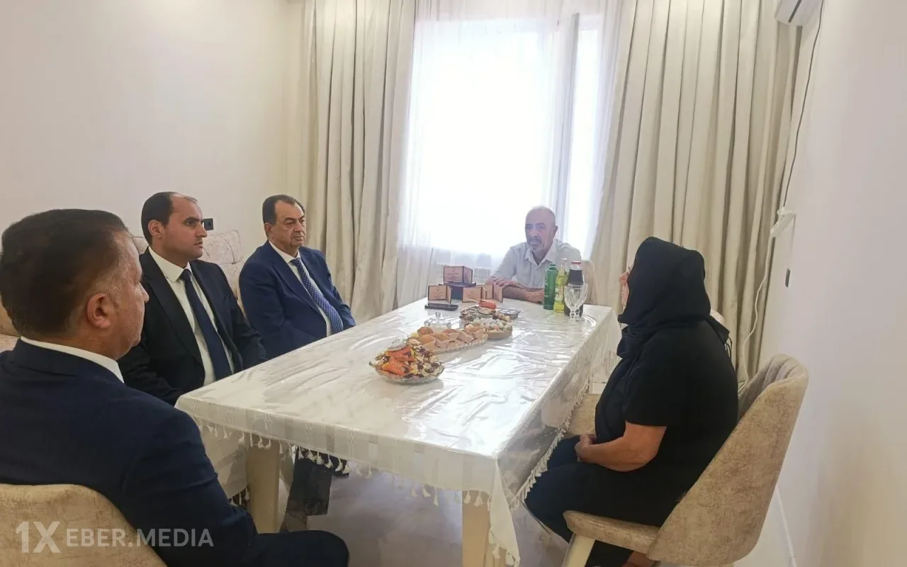 Taleh Qaraşov şəhid anasını evində ziyarət etdi - FOTOLAR