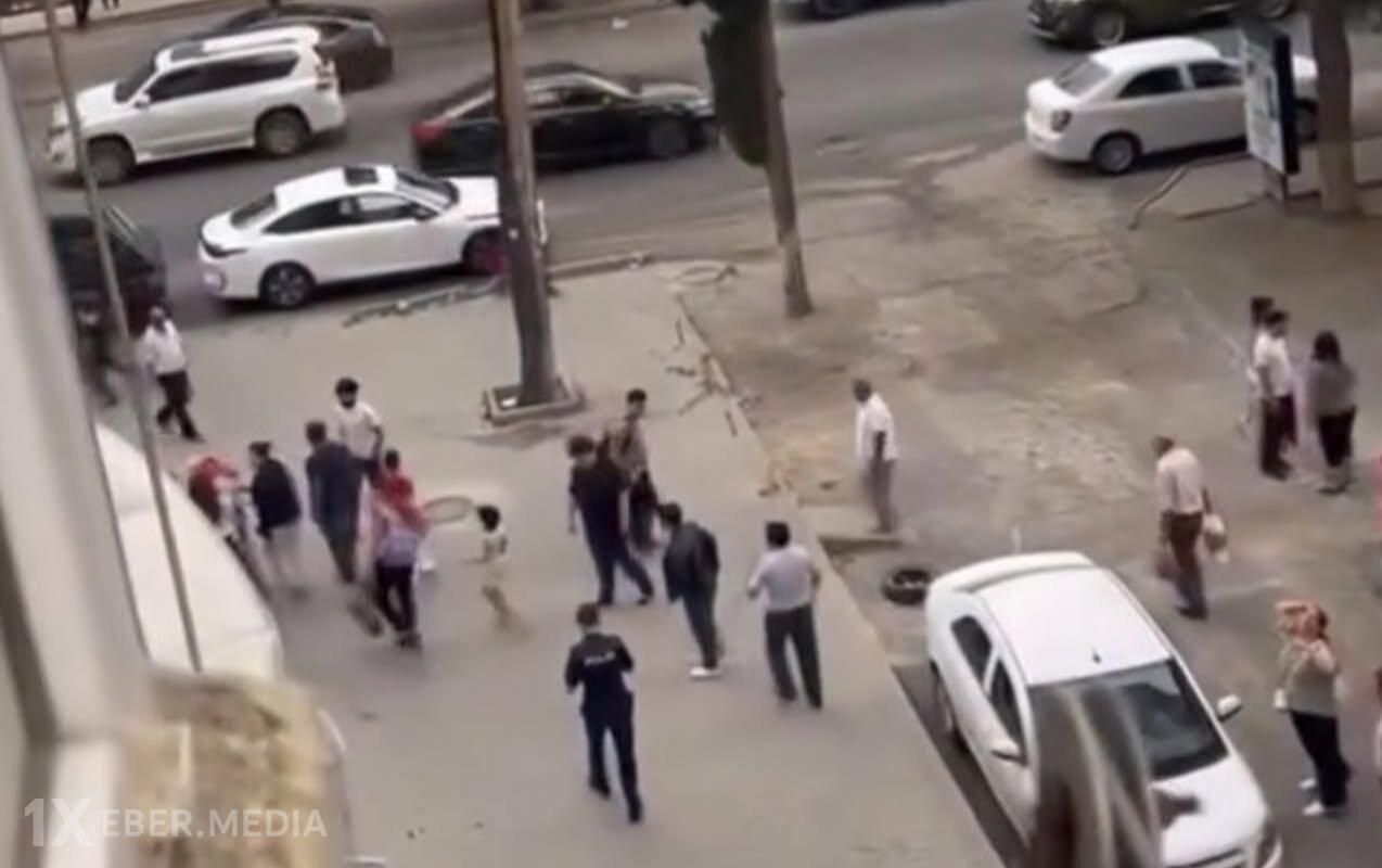 Binanın eyvanından şüşə qopdu, qadının başına düşdü - Video