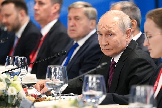 Putin İndoneziya prezidenti ilə görüşdü