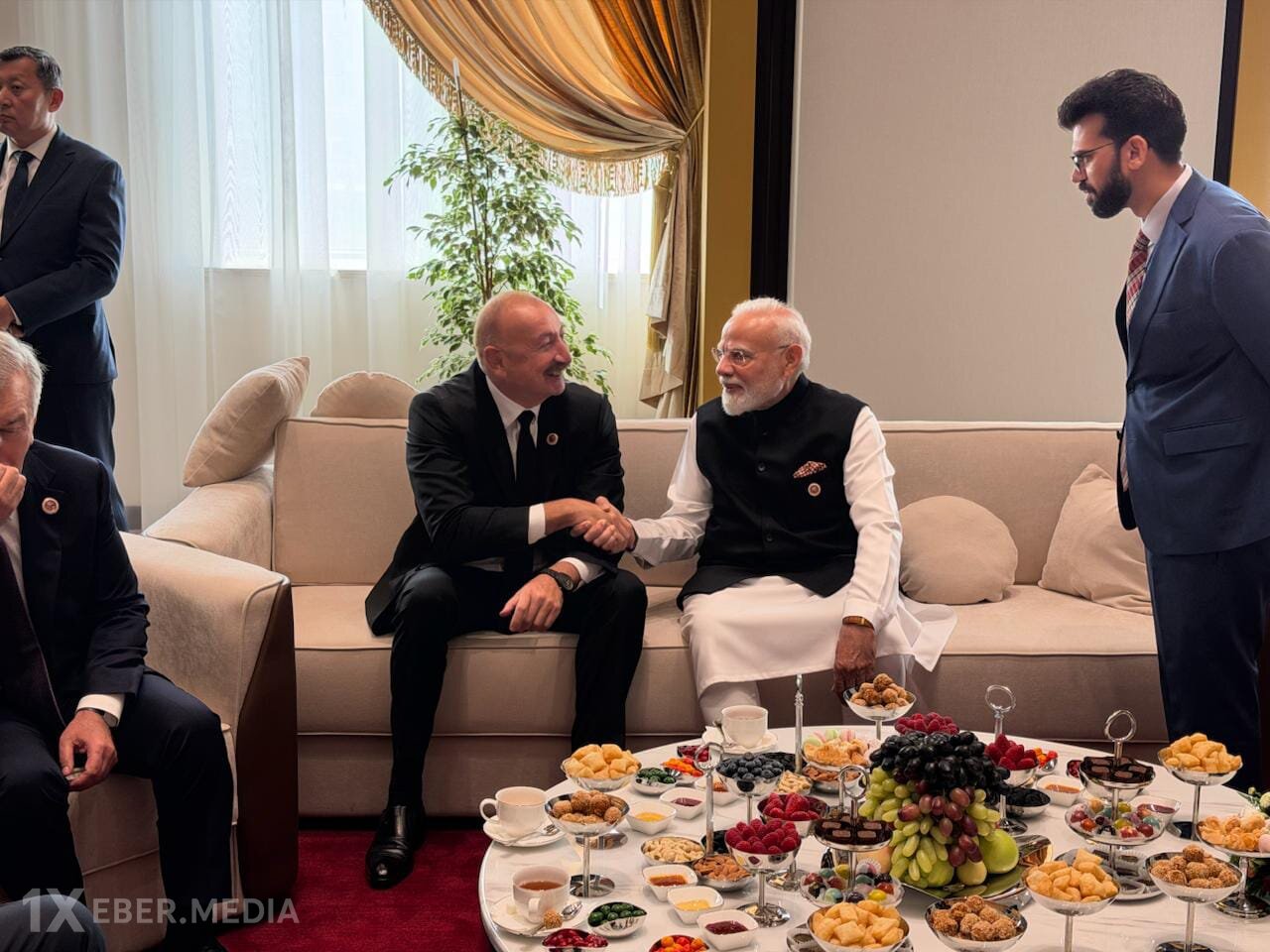 Əliyevin Modi ilə qısa görüşü baş tutub