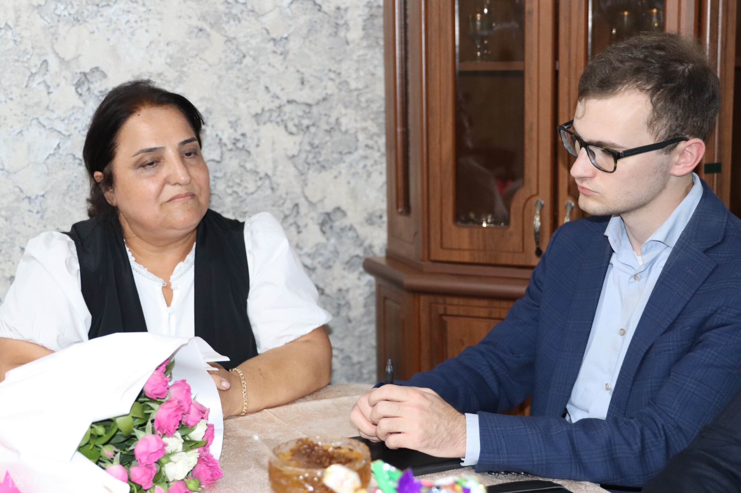 Amerikalı jurnalist Qarabağda keçmiş məcburi köçkünlərlə görüşüb