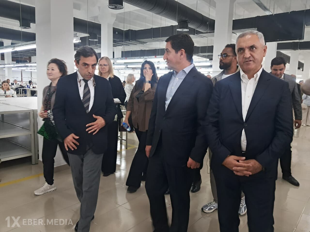 Xarici diplomatlar Xankəndidəki tikiş fabriki ilə tanış olublar