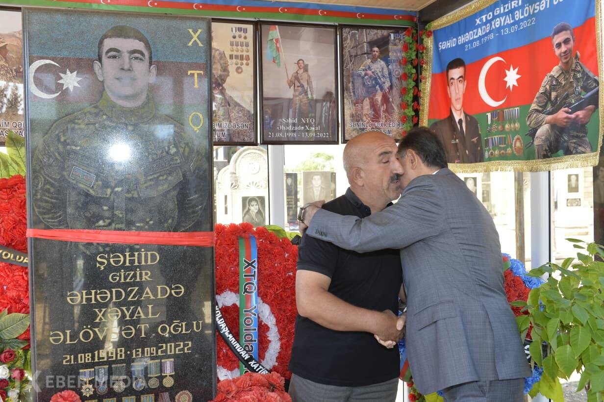 Taleh Qaraşov anti-terror əməliyyatları zamanı şəhid olan Xəyal Əhədzadnin məzarını ziyarət edib - FOTO