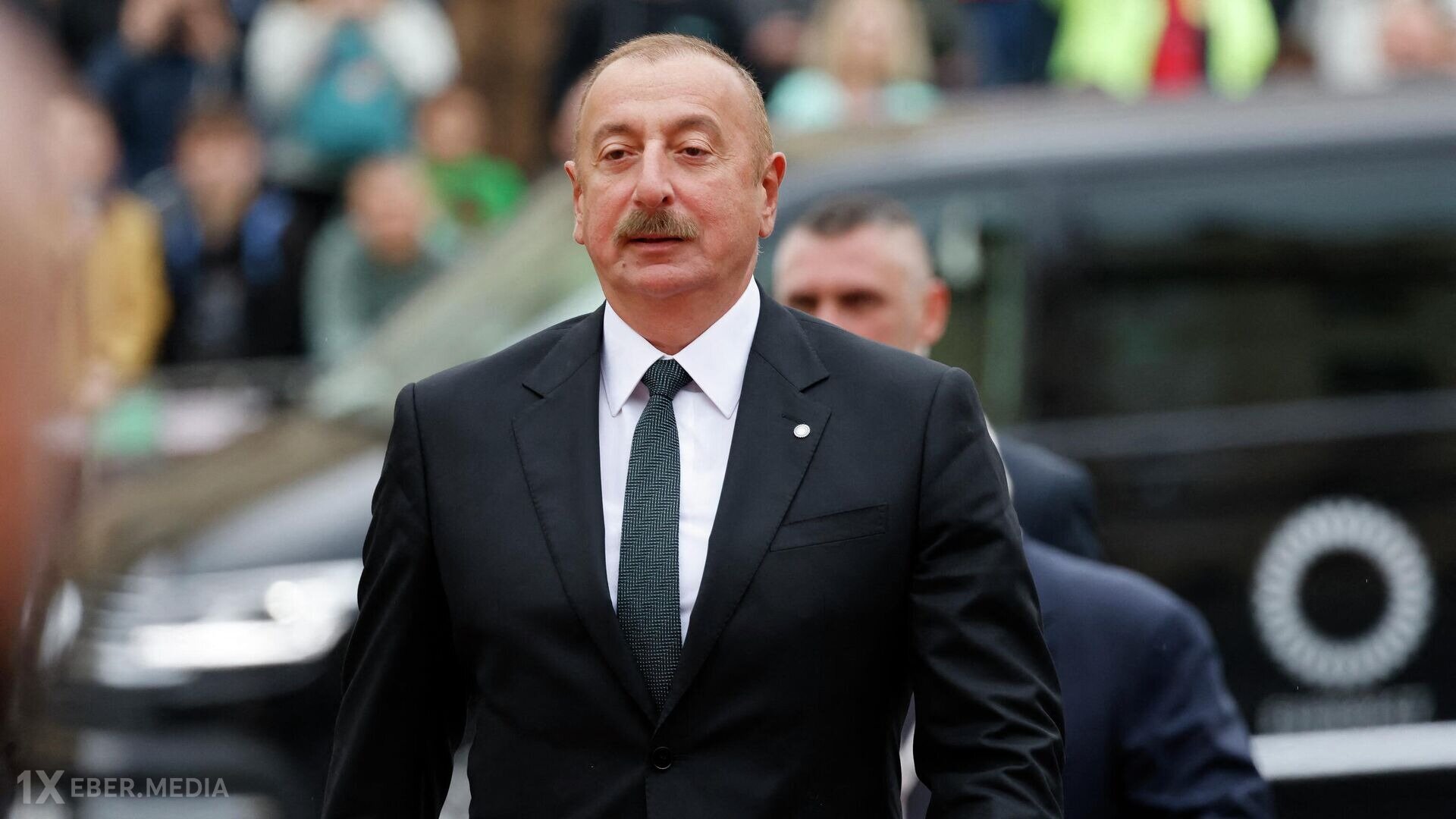İlham Əliyev Baş naziri qarşıladı
