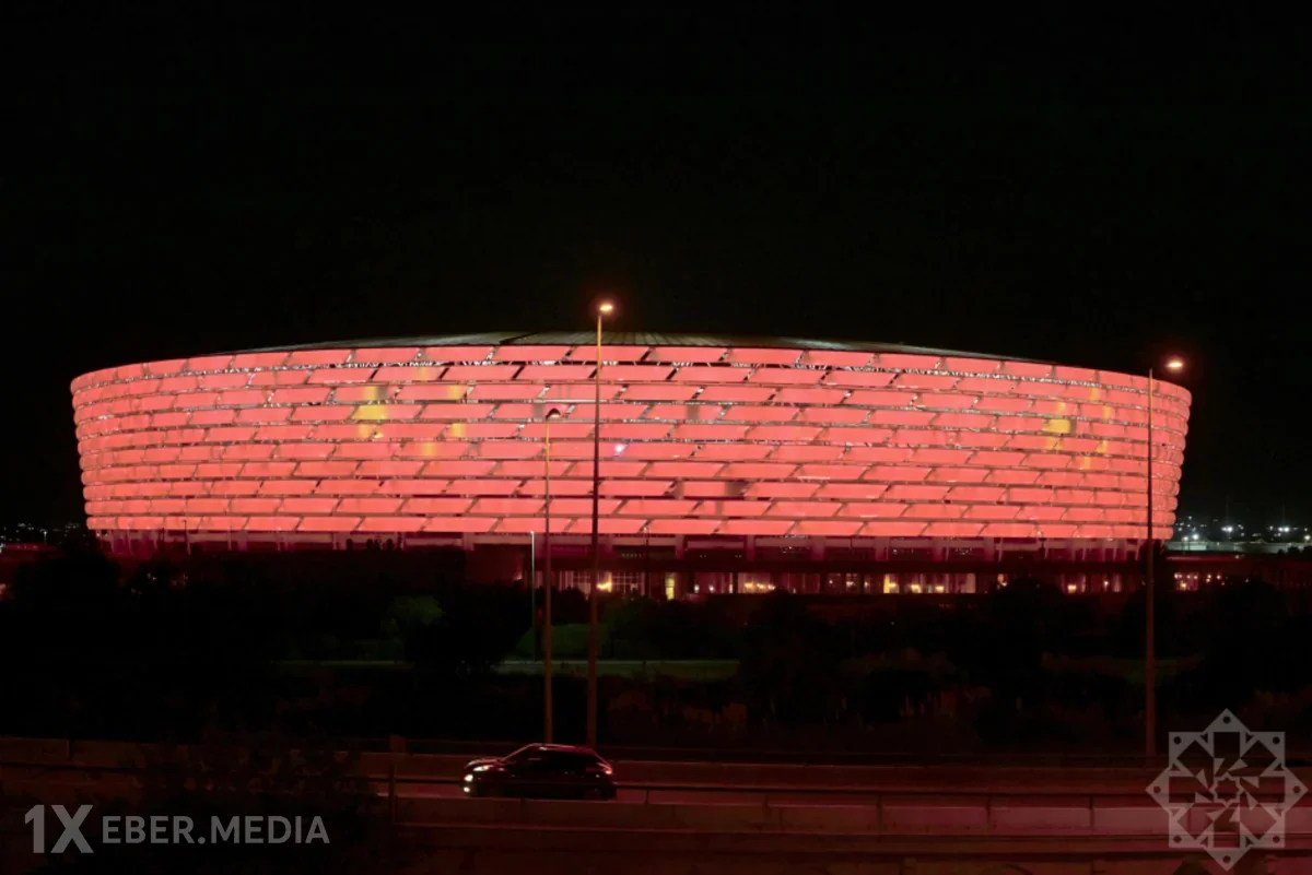 Heydər Əliyev Mərkəzi və Olimpiya Stadionu Çin bayrağının rəngləri ilə işıqlandırılıb